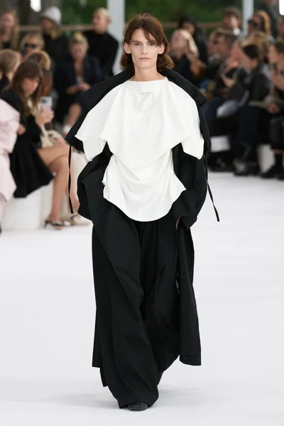 Look 32